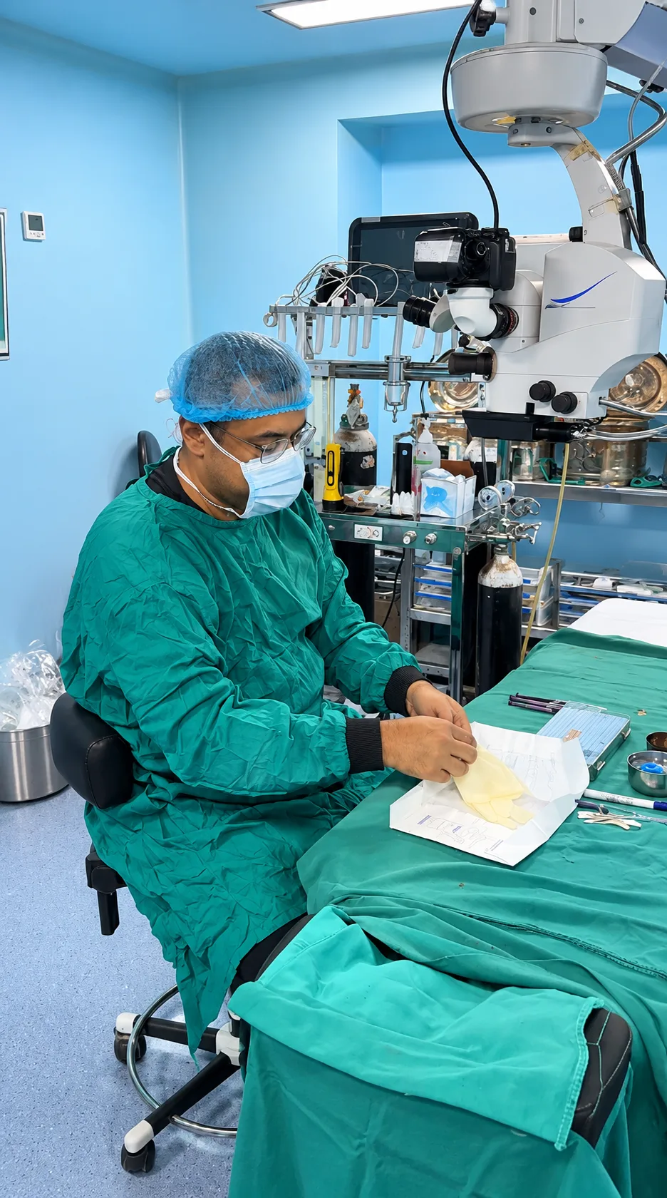 Ophthalmic surgeon preparing for microscope-assisted surgery